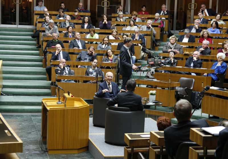 Blick in Richtung VeranstaltungsteilnehmerInnen. Am Podium v.li.  Michael Kerbler - Ö1/ORF und Stephane Hessel