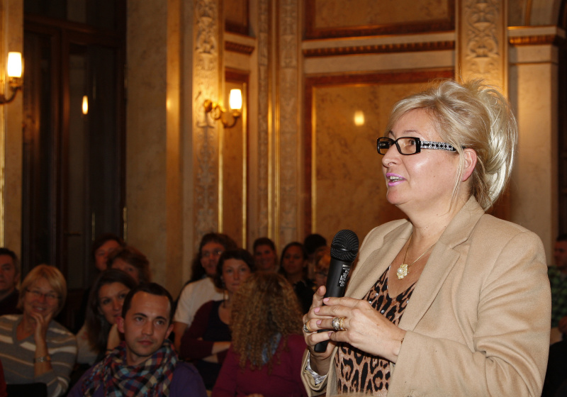 Mag. Barbara Dmytrasz am Mikrofon