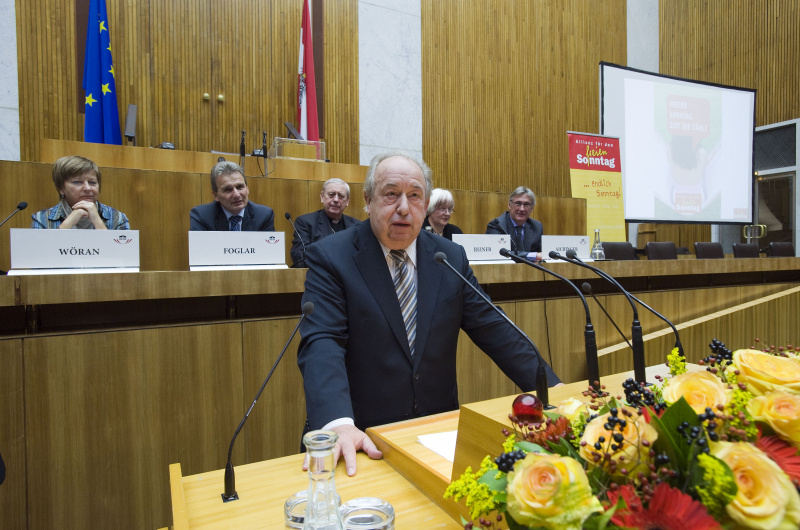 Fritz Neugebauer - Zweiter Präsident des Nationalrates am Rednerpult. Im Hintergrund am Podium  v.li.: DSA Elisabeth Wöran, Geschäftsführerin der österreichischen Platform für Alleinerziehende, Erich Foglar - Präsident des österreichischen Gewerkschaftsbundes, Diözesanbischof Dr. Ludwig Schwarz - Sprecher der Allianz für den freien Sonntag, österreichische Bischofskonferenz, Dr.in Hannelore Reiner - geistliche Oberkirchenrätin Evangelische Kirche AB und Dr. Fritz Aichinger - Obmann der Sparte Handel der Wirtschaftskammer Österreich