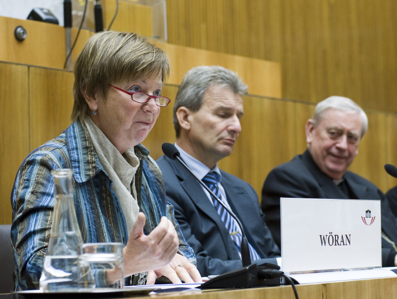 Am Podium v.li.: DSA Elisabeth Wöran, Geschäftsführerin der österreichischen Platform für Alleinerziehende, Erich Foglar - Präsident des österreichischen Gewerkschaftsbundes und Diözesanbischof Dr. Ludwig Schwarz - Sprecher der Allianz für den freien Sonntag, österreichische Bischofskonferen