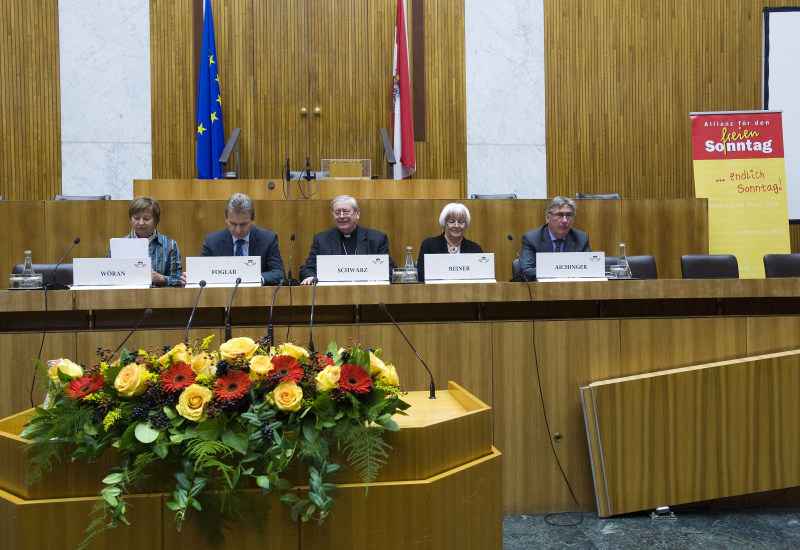 Am Podium v.li.: DSA Elisabeth Wöran, Geschäftsführerin der österreichischen Platform für Alleinerziehende, Erich Foglar - Präsident des österreichischen Gewerkschaftsbundes, Diözesanbischof Dr. Ludwig Schwarz - Sprecher der Allianz für den freien Sonntag, österreichische Bischofskonferenz, Dr.in Hannelore Reiner - geistliche Oberkirchenrätin Evangelische Kirche AB und Dr. Fritz Aichinger - Obmann der Sparte Handel der Wirtschaftskammer Österreich