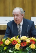 Fritz Neugebauer - Zweiter Präsident des Nationalrates am Rednerpult