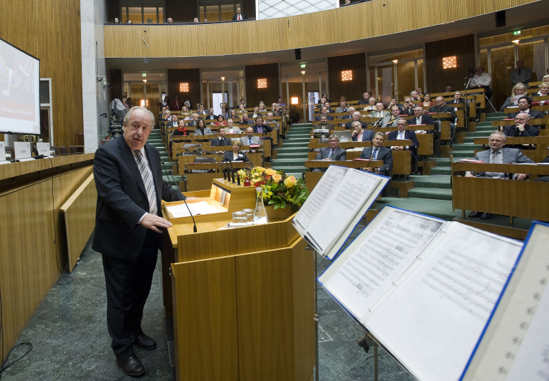 Fritz Neugebauer - Zweiter Präident des Nationalrates am Rednerpult