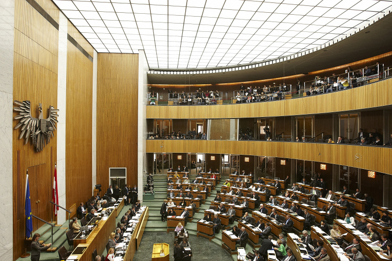 Blick in Richtung Regierungsbank.