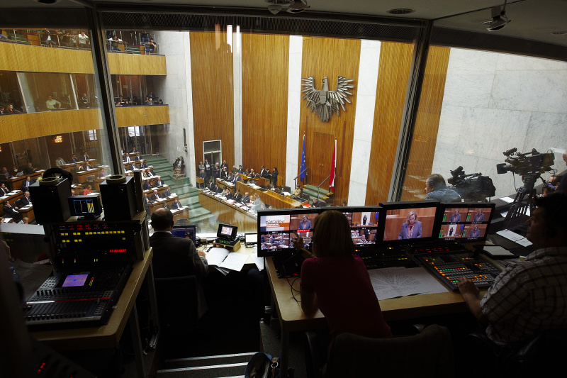 Finanzministerin Mag.a Dr.in  Maria Fekter bei ihrer Budgetrede aus der Sicht der ORF-Kabine