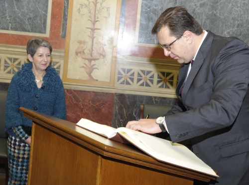 Staats- und Parlamentspräsidenten Marian Lupu beim Eintrag in das Gästebuch