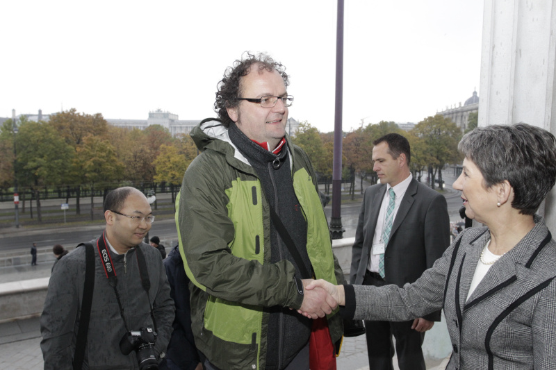 Nationalratspräsidentin Mag.a Barbara Prammer begrüßt die ersten Gäste
