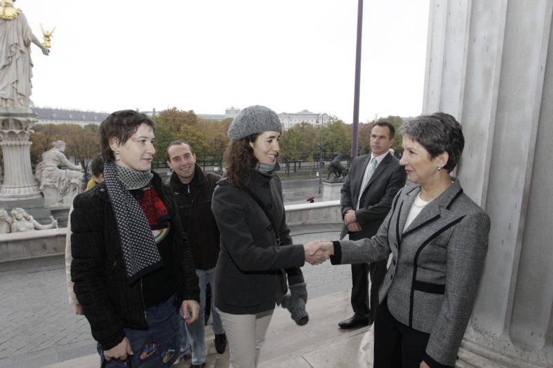 Nationalratspräsidentin Mag.a Barbara Prammer begrüßt die ersten Gäste