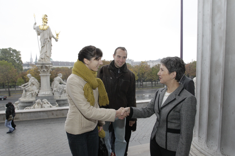 Nationalratspräsidentin Mag.a Barbara Prammer begrüßt die ersten Gäste