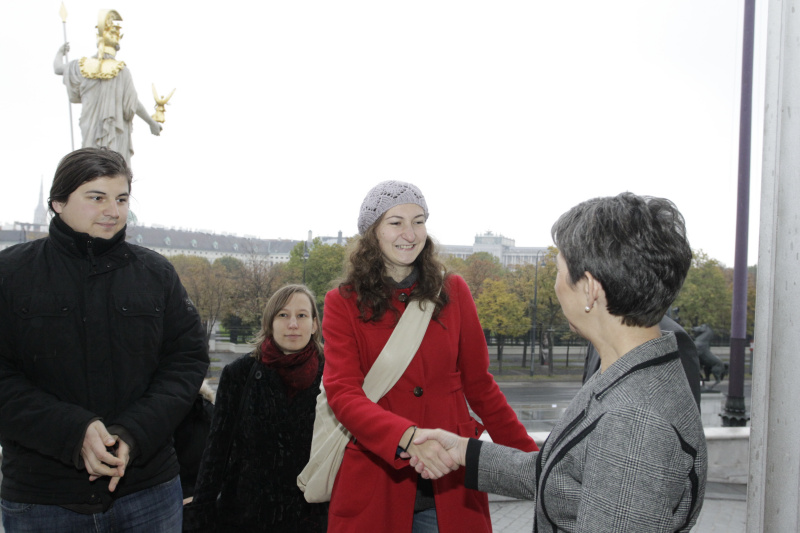 Nationalratspräsidentin Mag.a Barbara Prammer begrüßt die ersten Gäste