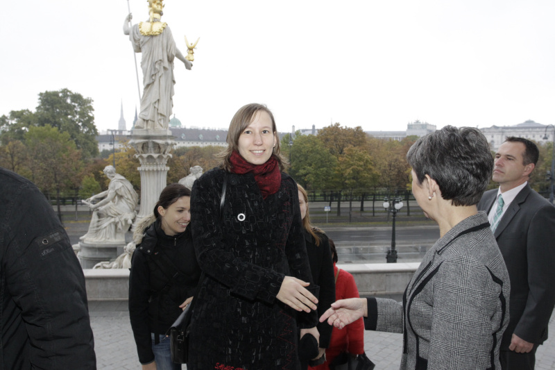 Nationalratspräsidentin Mag.a Barbara Prammer begrüßt die ersten Gäste