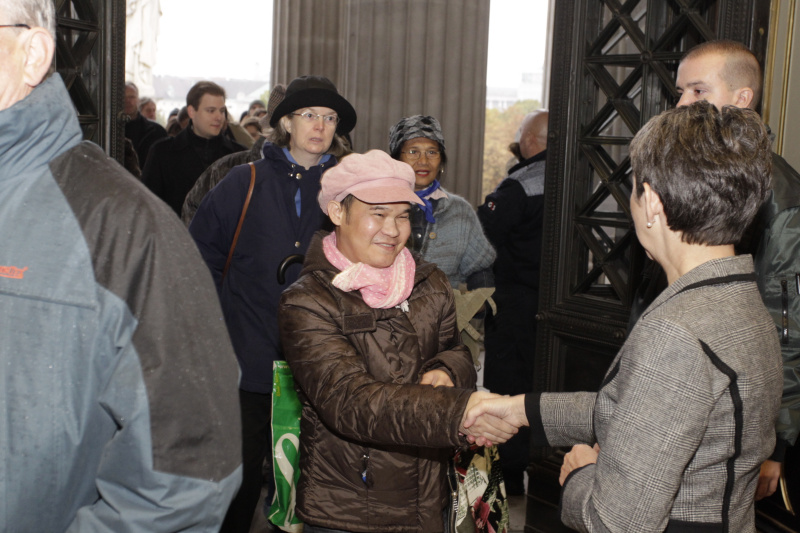Nationalratspräsidentin Mag.a Barbara Prammer begrüßt die ersten Gäste