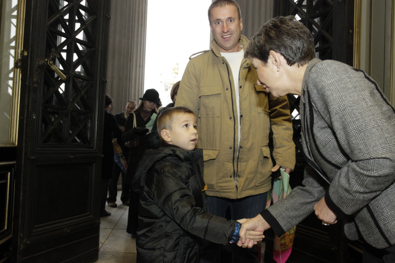 Nationalratspräsidentin Mag.a Barbara Prammer begrüßt die ersten Gäste