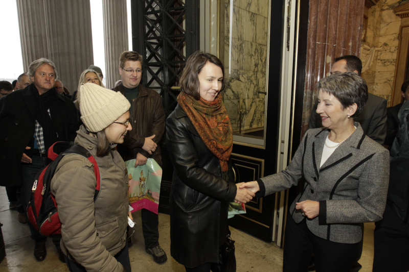Nationalratspräsidentin Mag.a Barbara Prammer begrüßt die ersten Gäste