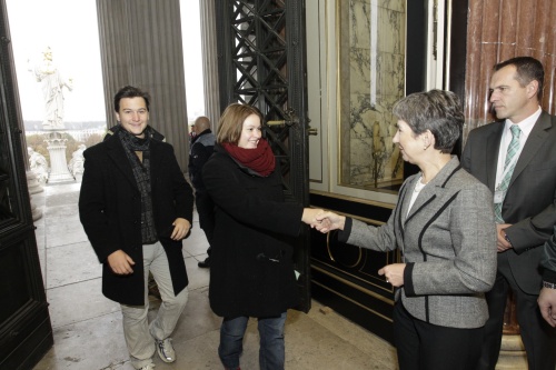 Nationalratspräsidentin Mag.a Barbara Prammer begrüßt die ersten Gäste