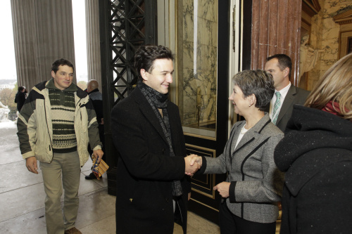 Nationalratspräsidentin Mag.a Barbara Prammer begrüßt die ersten Gäste