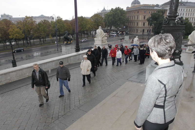 Nationalratspräsidentin Mag.a Barbara Prammer begrüßt die ersten Gäste