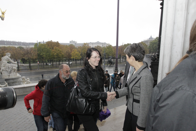 Nationalratspräsidentin Mag.a Barbara Prammer begrüßt die ersten Gäste