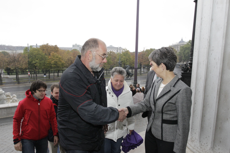 Nationalratspräsidentin Mag.a Barbara Prammer begrüßt die ersten Gäste