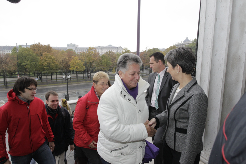 Nationalratspräsidentin Mag.a Barbara Prammer begrüßt die ersten Gäste