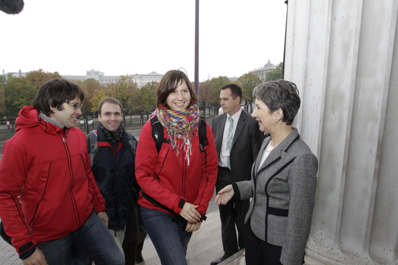 Nationalratspräsidentin Mag.a Barbara Prammer begrüßt die ersten Gäste