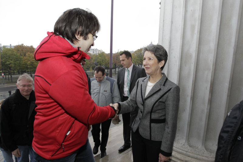 Nationalratspräsidentin Mag.a Barbara Prammer begrüßt die ersten Gäste