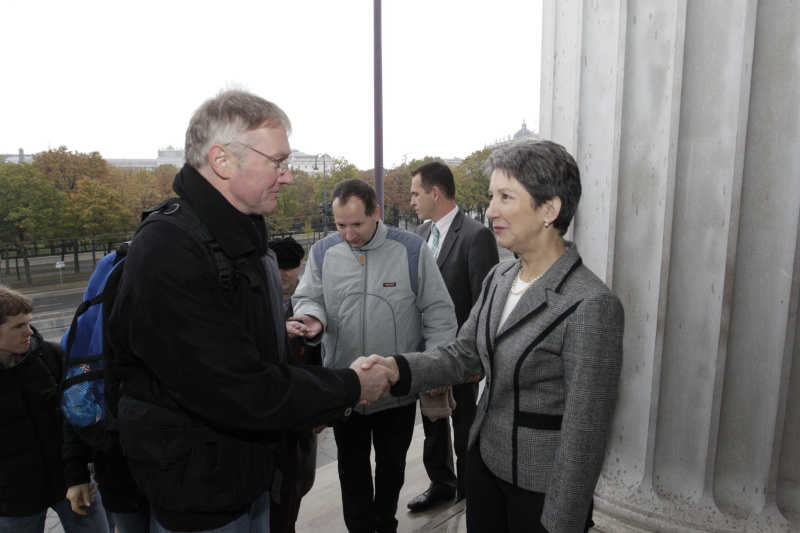 Nationalratspräsidentin Mag.a Barbara Prammer begrüßt die ersten Gäste