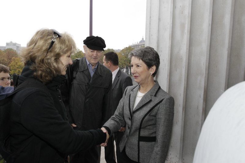 Nationalratspräsidentin Mag.a Barbara Prammer begrüßt die ersten Gäste