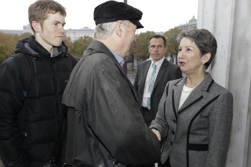 Nationalratspräsidentin Mag.a Barbara Prammer begrüßt die ersten Gäste