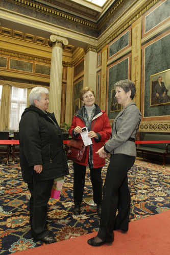 Nationalratspräsidentin Mag.a Barbara Prammer im Gespräch mit Besucherinnen