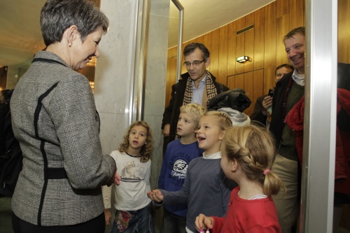 Nationalratspräsidentin Mag.a Barbara Prammer im Gespräch mit Kindern