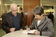 Nationalratspräsidentin Mag.a Barbara Prammer signiert ihr neues Buch