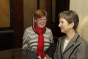 Nationalratspräsidentin Mag.a Barbara Prammer im Gespräch mit einer Besucherin