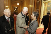 Nationalratspräsidentin Mag.a Barbara Prammer im Gespräch mit einem Besucher
