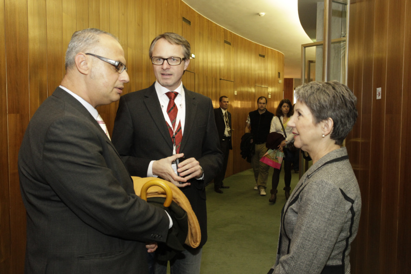 Nationalratspräsidentin Mag.a Barbara Prammer im Gespräch mit einem Besucher