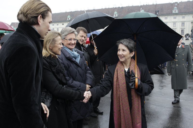 Nationalratspräsidentin Mag.a Barbara Prammer begrüßt die Bundesregierungsmitglieder bei der Angelobung von Rekruten auf dem Heldenplatz