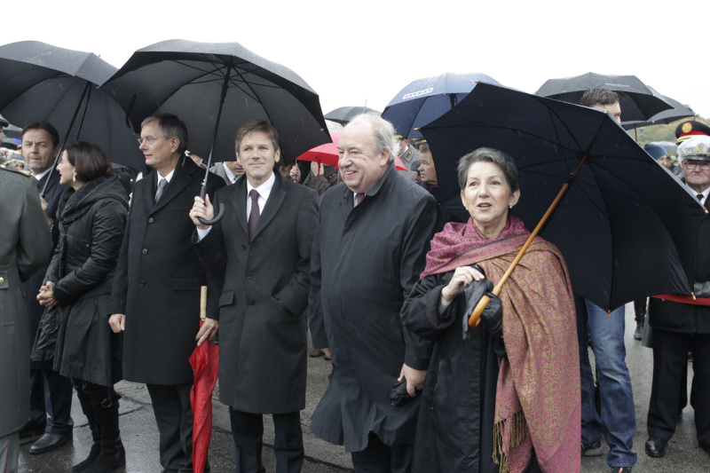 v.re. Nationalratspräsidentin Mag.a Barbara Prammer, Zweiter Nationalratspräsident Fritz Neugebauer und Mitglieder der Bundesregierung  bei der Angelobung von Rekruten auf dem Heldenplatz