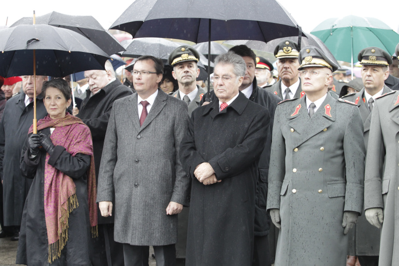 v.li. Nationalratspräsidentin Mag.a Barbara Prammer, Verteidigungsminister Mag. Norbert Darabos und Bundespräsident Dr. Heinz Fischer bei der Angelobung von Rekruten auf dem Heldenplatz