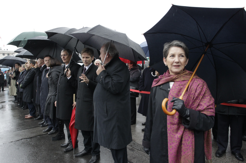 v.re. Nationalratspräsidentin Mag.a Barbara Prammer, Zweiter Nationalratspräsident Fritz Neugebauer und Mitglieder der Bundesregierung  bei der Angelobung von Rekruten auf dem Heldenplatz