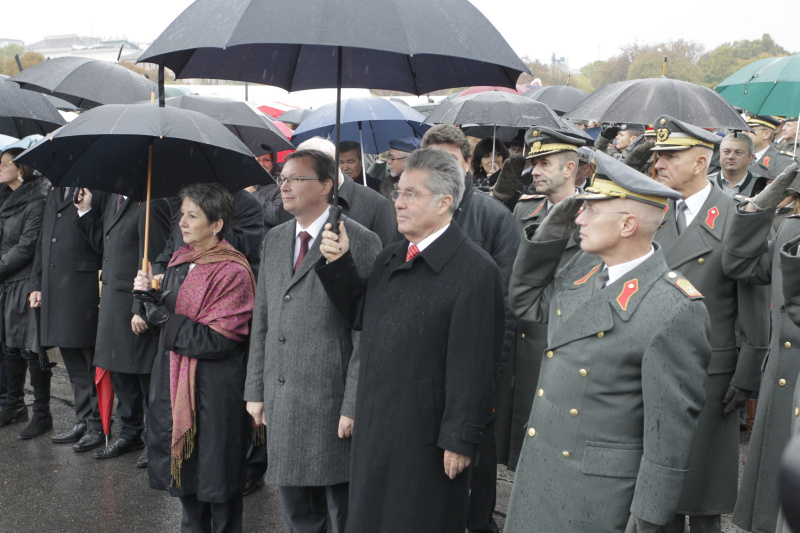 v.li. Nationalratspräsidentin Mag.a Barbara Prammer, Verteidigungsminister Mag. Norbert Darabos und Bundespräsident Dr. Heinz Fischer bei der Angelobung von Rekruten auf dem Heldenplatz