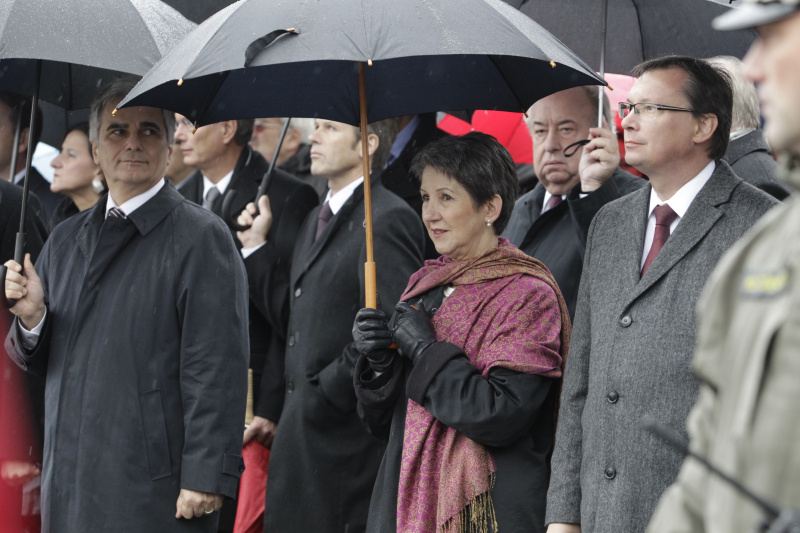 v.li. Bundeskanzler Werner Faymann, Nationalratspräsidentin Mag.a Barbara Prammer und Verteidigungsminister Mag. Norbert Darabos  bei der Angelobung von Rekruten auf dem Heldenplatz