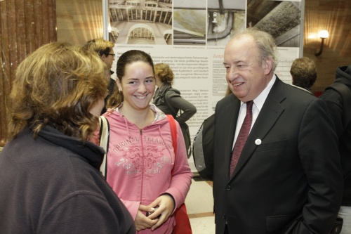 Zweiter Nationalratspräsident Fritz Neugebauer im Gespräch mit Besucherinnen und Besuchern