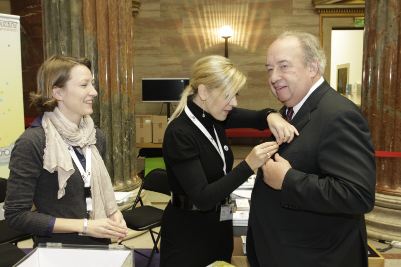 Zweiter Nationalratspräsident Fritz Neugebauer beim Stand der Demokratiewerkstatt