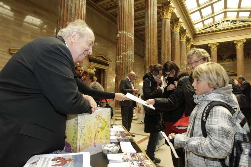 Zweiter Nationalratspräsident Fritz Neugebauer beim Stand der Demokratiewerkstatt