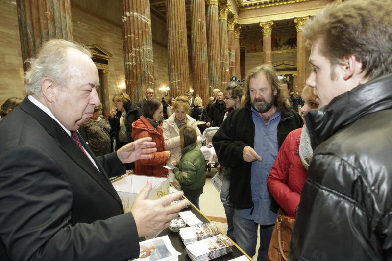 Zweiter Nationalratspräsident Fritz Neugebauer beim Stand der Demokratiewerkstatt im Gespröäch mit einem Besucher