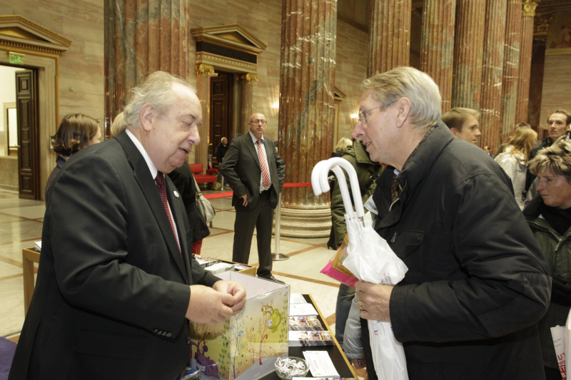Zweiter Nationalratspräsident Fritz Neugebauer beim Stand der Demokratiewerkstatt