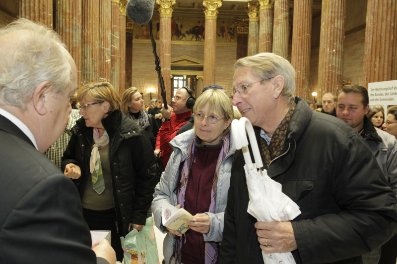 Zweiter Nationalratspräsident Fritz Neugebauer im Gespräch mit Besucherinnen und Besuchern