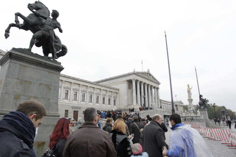 Besucherinnen und Besucher warten vor dem Parlamentsgebäude