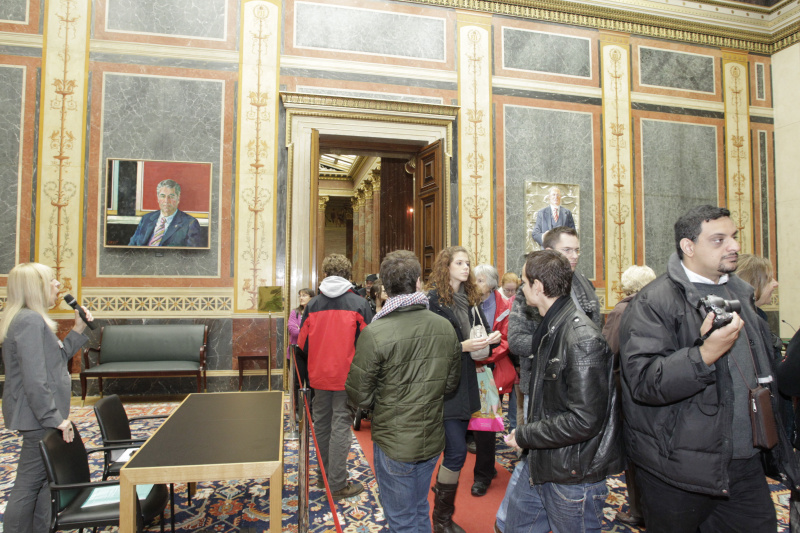 Besucherinnen und Besucher besichtigen den Empfangssalon