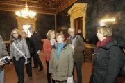 Besucherinnen und Besucher besichtigen den Empfangssalon im Palais Epstein
